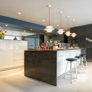 Cocina a medida Moderna estilo Brillo y Contraste Oscuro