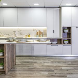 Cocina a medida estilo Mármol Blanco veteado y Madera Natural