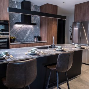Cocina a medida Contemporánea estilo Mármol y Madera Natural de luca atelier
