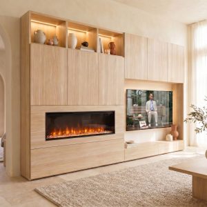 Mueble de salón con chimenea y huecos iluminados, acabados en Fresno y coco de Luca Atelier