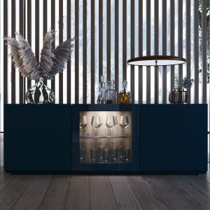 Aparador con vitrina central iluminada en Azul Océano con fondo de Roble
