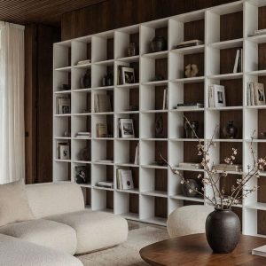 Librería blanca y eucalipto